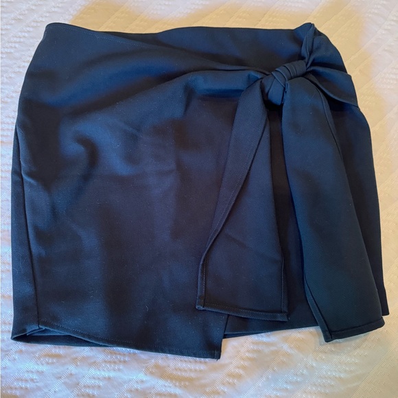 Naked Zebra dark green skirt with bow in front, zipper back size small - Picture 3 of 4